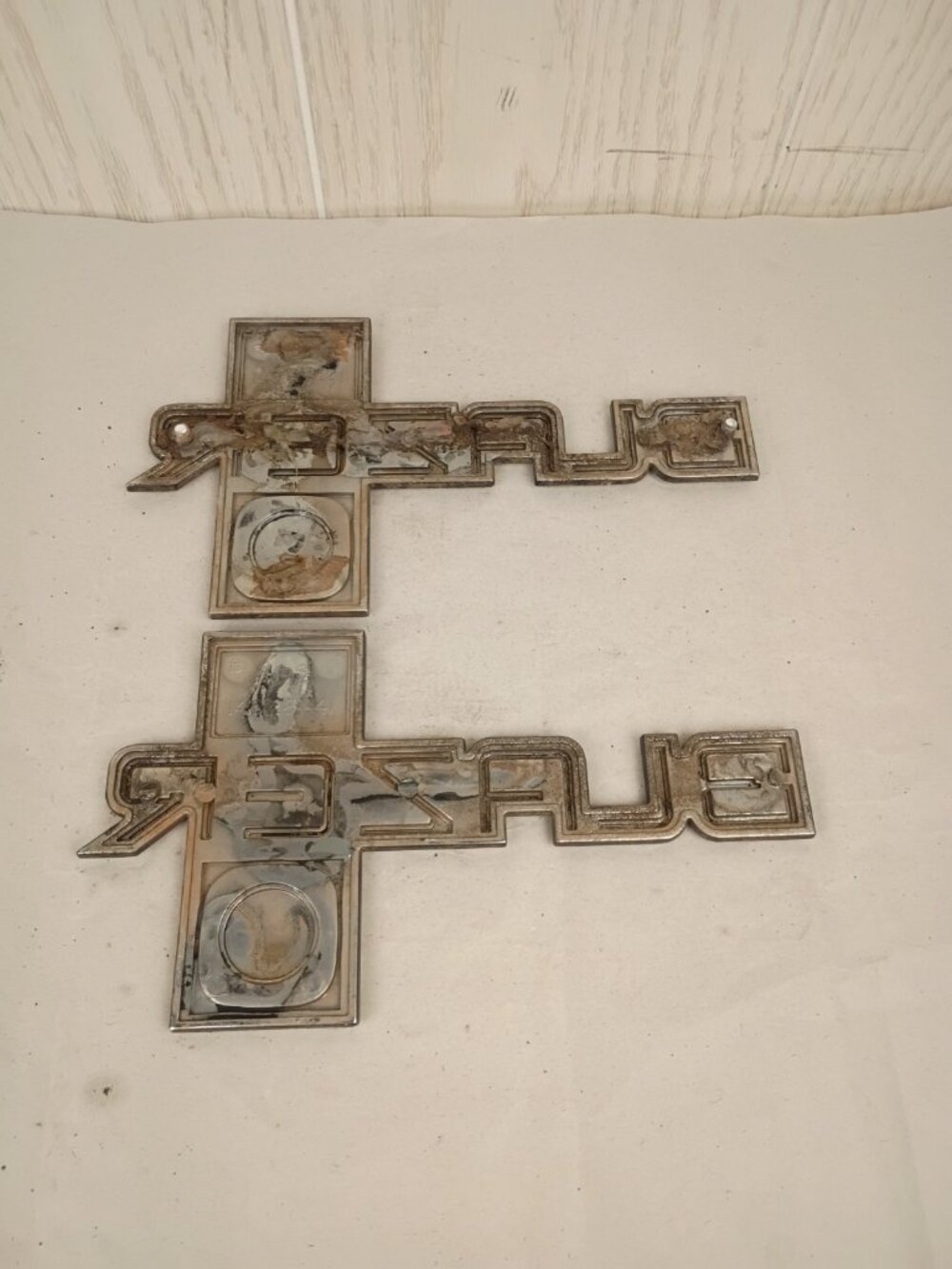 1981-1988 Chevy K5 Blazer Fender Emblems PAIR 14026441 OEM 81-88 - Picture 4 of 10